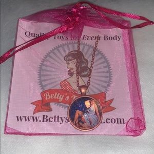 BETTY’s TOY BOX VINTAGE NECKLACE !